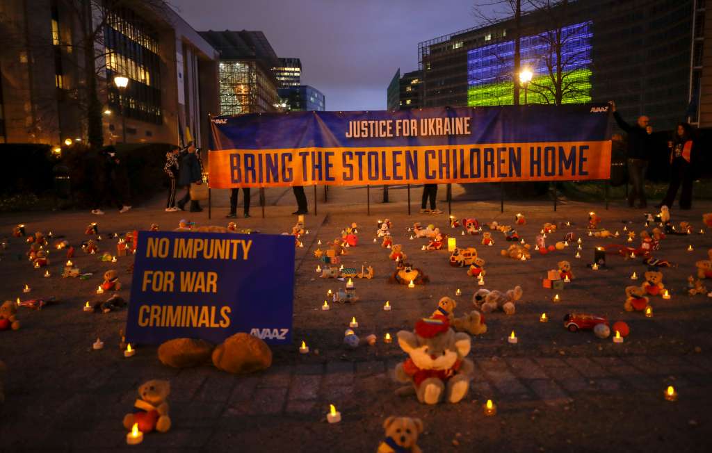 Brussels (Belgium), 23/02/2023.- Members of NGO Avaaz and Ukrainian refugees place kids' teddy bears and toys at Schuman Roundabout in front of European institutions in Brussels, Belgium, 23 February 2023. According to the organizers, the event was to bring to attention the reported claim of abduction of Ukrainian children by Russia. Russian troops entered Ukrainian territory on 24 February 2022, starting a conflict that has provoked destruction and a humanitarian crisis. One year on, fighting continues in many parts of the country. (Bélgica, Rusia, Ucrania, Bruselas) EFE/EPA/OLIVIER HOSLET