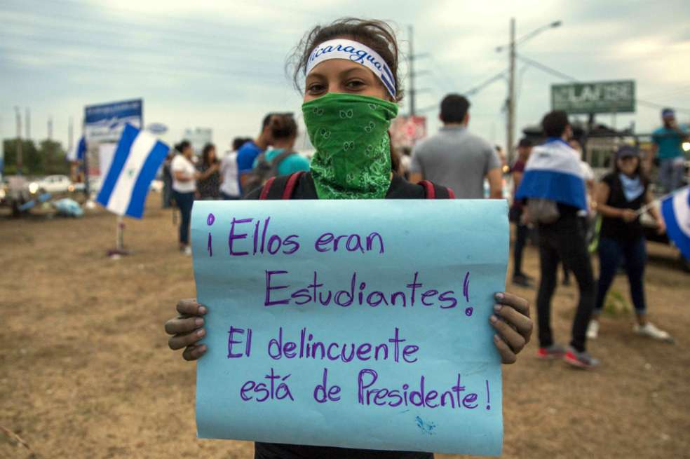 Una joven sostiene un cartel durante una manifestación contra el gobierno de Daniel Ortega en demanda de justicia por los estudiantes asesinados en las pasadas protestas, en Managua, Nicaragua. / EFE