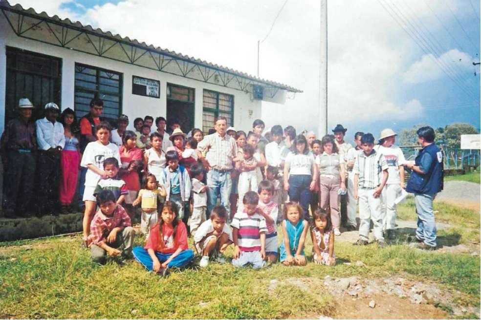 Pobladores de la región de El Naya listos para desplazarse desde la vereda La Ventura ante la incursión paramilitar a mediados de 2000. / Archivo particular