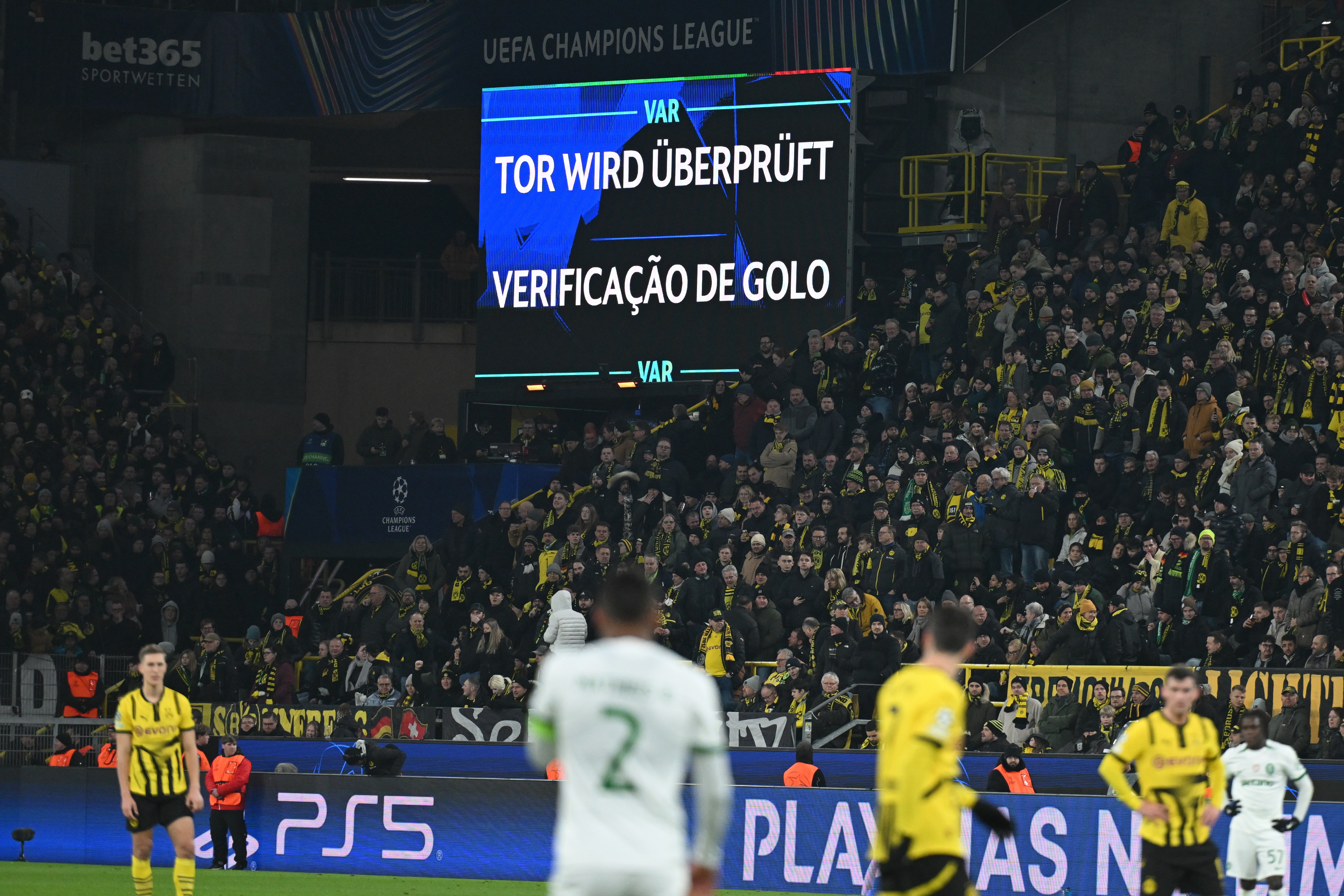 DORTMUND (Germany), 19/02/2025.- A display announces a VAR check during the UEFA Champions League knockout phase play-offs 2nd leg match Borussia Dortmund against Sporting CP, in Dortmund, Germany, 19 February 2025. (Liga de Campeones, Alemania) EFE/EPA/FABIAN STRAUCH