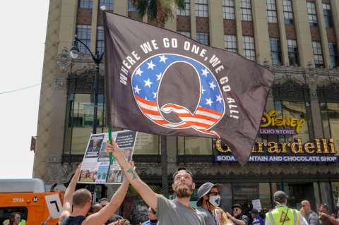 Facebook e Instagram bloquean cuentas relacionadas con teoría conspirativa QAnon