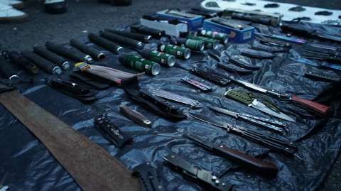 Hallan armas blancas y taser durante operativo a vendedores ambulantes