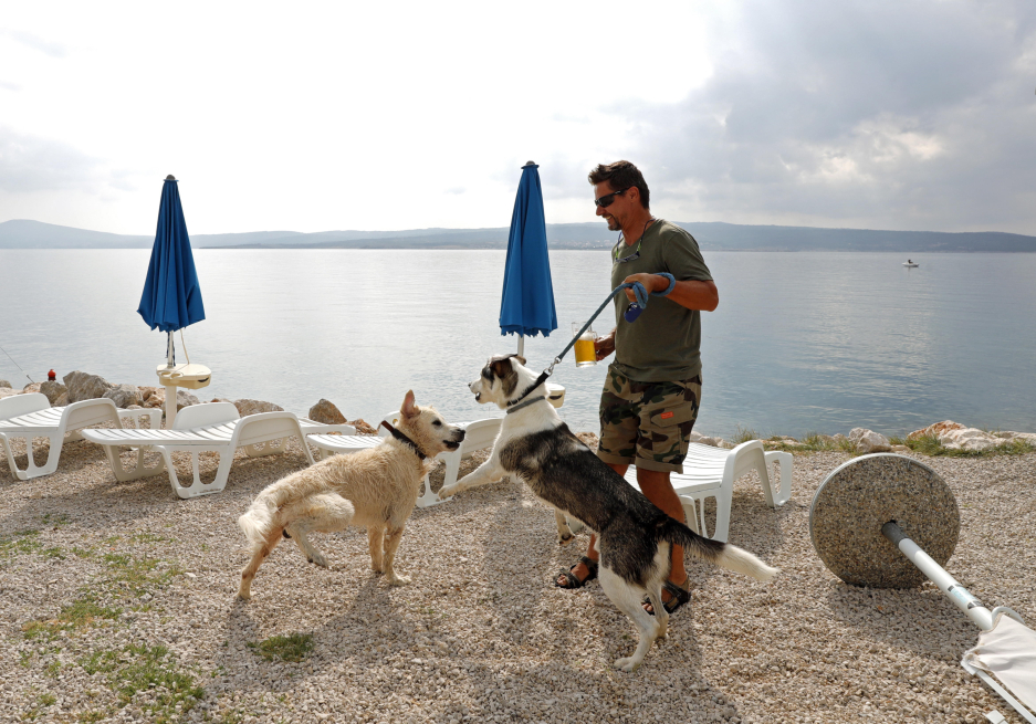 Los turistas llegan con sus mascotas a las playas de esta Crikvenica, en Croacia. / AFP