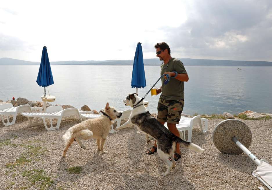 Los turistas llegan con sus mascotas a las playas de esta Crikvenica, en Croacia. / AFP