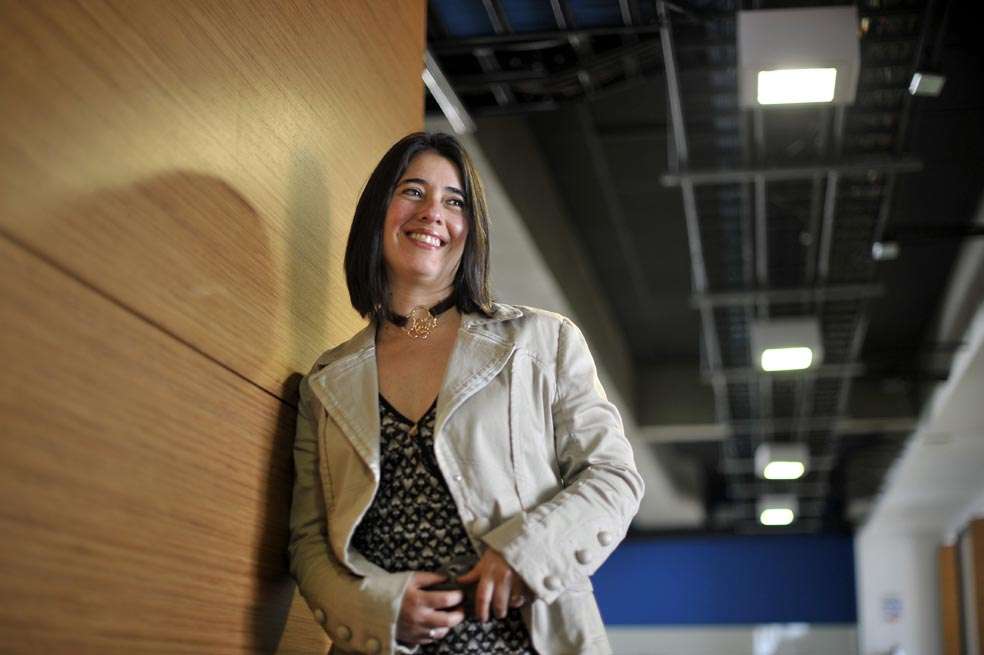 A pesar de que Adelfa Martínez vive hace 20 años en Bogotá, todavía conserva la costumbre de utilizar vestidos vaporosos en su casa. / Gustavo Torrijos - El Espectador