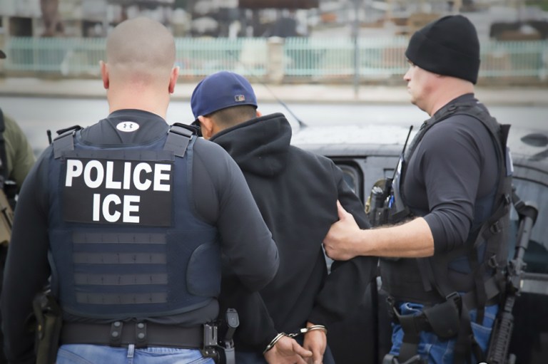 680 inmigrantes detenidos en un fin de semana de redadas en EE. UU.