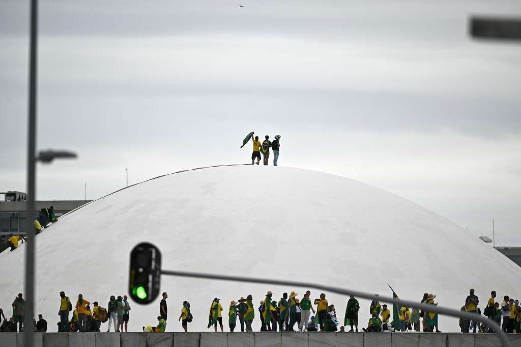 AME4954. BRASILIA (BRASIL), 08/01/2023.- Manifestantes contra los resultados electorales y el gobierno del recién posesionado presidente Lula da Silva invaden el Congreso Nacional, el Supremo Tribunal Federal y el Palacio del Planalto, sede de la Presidencia de la República, hoy, en Brasilia (Brasil). Seguidores del expresidente brasileño Jair Bolsonaro invadieron este domingo el Palacio de Planalto, sede del Ejecutivo, y la Corte Suprema, después de haber irrumpido antes en el Congreso Nacional en actos golpistas contra el presidente Luiz Inácio Lula da Silva. Los ventanales de la sede del poder Judicial y del Congreso Nacional fueron rotos por los manifestantes, que ya ocupan los edificios de los tres poderes en el país.EFE/ Andre Borges