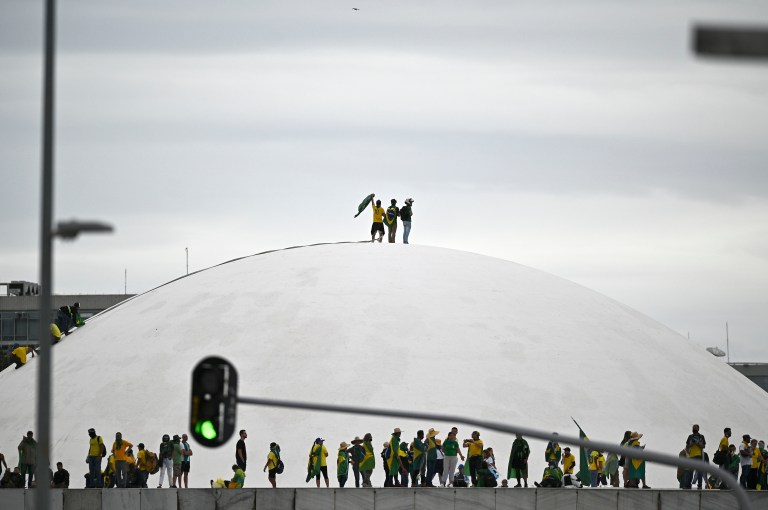 Policía de Brasil retoma sede del Congreso; van más de 150 detenidos