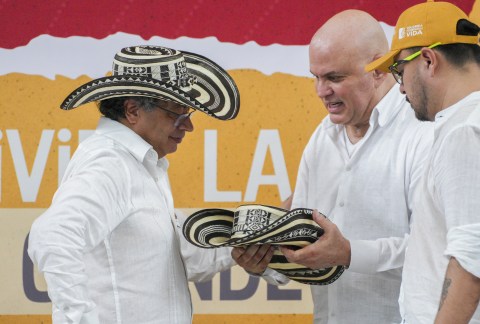 Encuentro entre Petro y Mancuso sigue generando duros choques en el Congreso