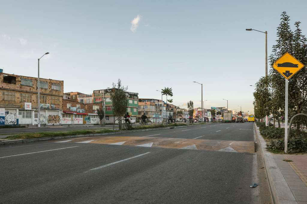 Resalto parabólico Av. Guayacanes que redujo la mortandad y siniestralidad vial en el corredor.