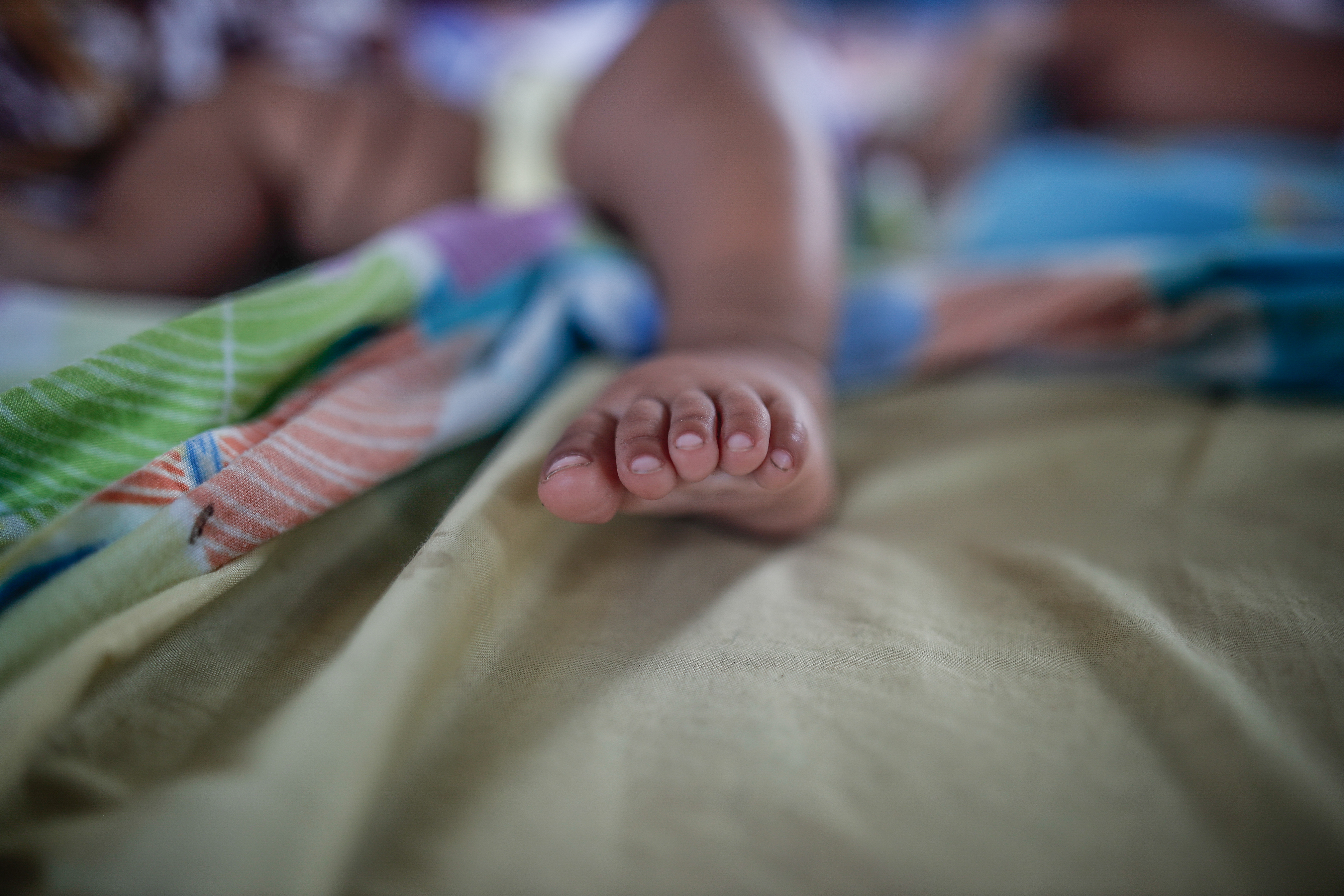 -FOTODELDIA- ACOMPAÑA CRÓNICA: PERÚ EMBARAZO ADOLESCENTE - AME5400. IQUITOS (PERÚ), 24/11/2022.- La bebé de Elita descansa en su hogar, el 23 de noviembre de 2022, en Iquitos (Perú). Me asusté". Así recuerda Elita, de 16 años, el día en el que una ecografía confirmó su sospecha de que estaba embarazada. Como ella, son más de 273.000 las niñas y adolescentes que, en los últimos cinco años, se convirtieron en madres en Perú, un país al que la epidemia de la maternidad temprana no da tregua, sobre todo en los caseríos más recónditos de la Amazonía. "Sé que soy muy chibola (pequeña)", comenta la joven, quien afirma a EFE que, de haberse "cuidado" con su pareja, de 21 años, y recibido educación sexual, "todo sería diferente". EFE/ Aldair Mejía