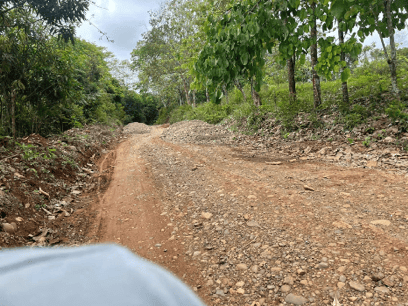 Una de las vías terciarias contratadas al Consorcio Corredor Vial, que corresponde al mayor paquete de obras públicas contratado en los seis municipios en los últimos siete años, es la de vía Santa Isabel-Tapa Sola, zona rural de San José de Uré. A casi año y medio de la firma del contrato, imágenes recientes muestran que la obra ha avanzado poco, aunque una fuente de la zona asegura que se está trabajando. Fuente: vía de Santa Isabel. 6 de abril del 2023