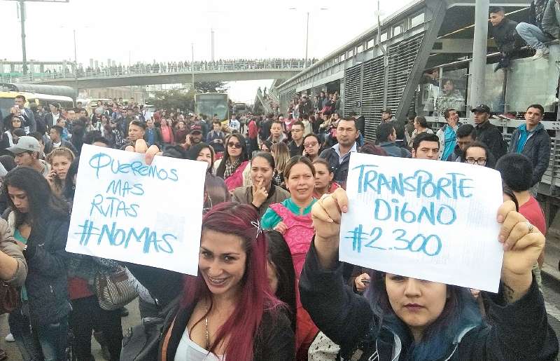 Los usuarios de la troncal aseguran que las demoras se presentan a diario. / Jorge Londoño - El Espectador