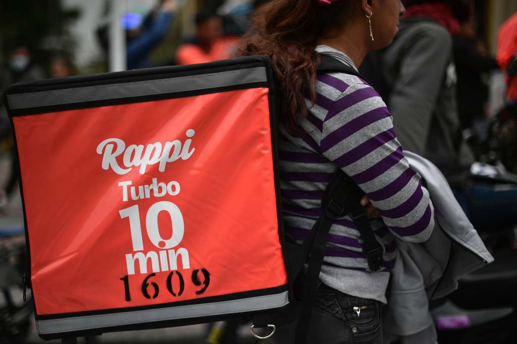 Domiciliarios que trabajan con la aplicación de Rappi se movilizaron por la carrera séptima, en contra de la vinculación contractual que propone la reforma laboral del Gobierno Nacional. Alegan que este cambio lo que contempla es una “contratación forzada” con la que no están de acuerdo.