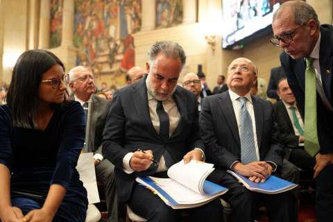 Gobierno y oposición se disputan dos comisiones claves del Senado: así están las cargas