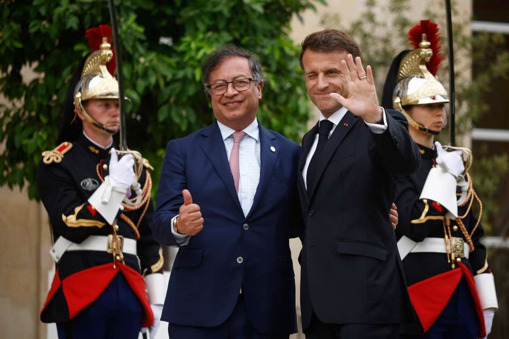 Paris (France), 22/06/2023.- French President Emmanuel Macron (R) greets Colombian President Gustavo Petro (L) upon his arrival at the Elysee Palace, on the sidelines of the New Global Financial Pact Summit in Paris, France, 22 June 2023. World leaders, heads of international organizations and activists are gathering in Paris for a two-day summit aimed at seeking better responses to tackle poverty and climate change issues by reshaping the global financial system. (Francia) EFE/EPA/YOAN VALAT