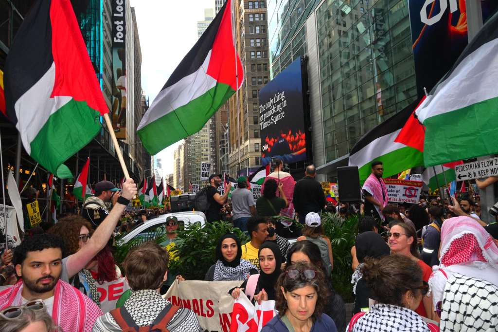 NEW YORK (United States), 26/09/2025.- People in support of Palestine protest the visit of Israeli Prime Minister Benjamin Netanyahu to the United Nations in New York, New York, USA, 26 September 2025. (Protestas, Nueva York) EFE/EPA/JOHN TAGGART