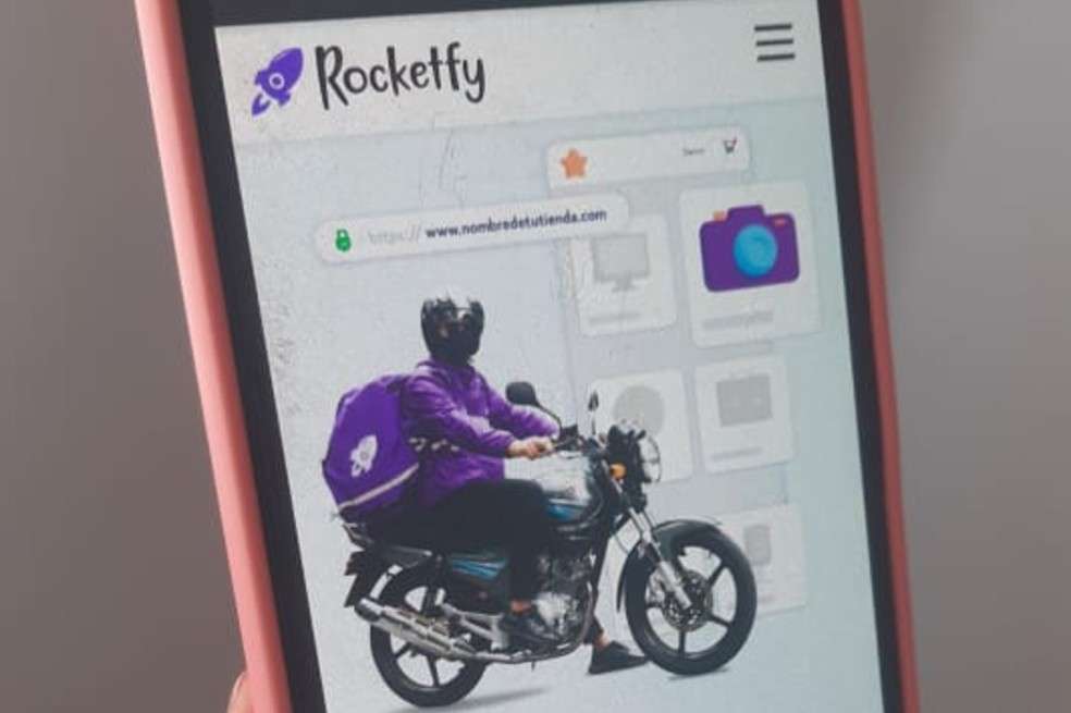 Fotografía de un celular con la app de Rocketfy.