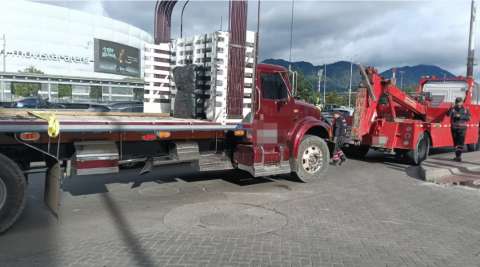 Movilidad hoy: tránsito lento en la NQS con calle 59 por tractocamión varado