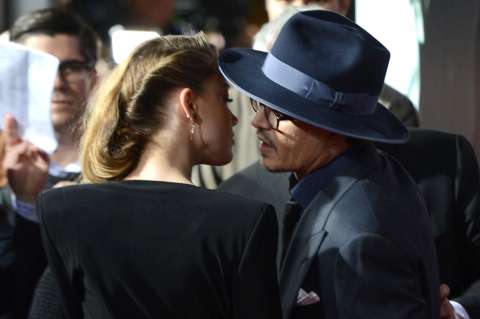 Johnny Depp y Amber Heard sellan su amor con un beso en la alfombra roja