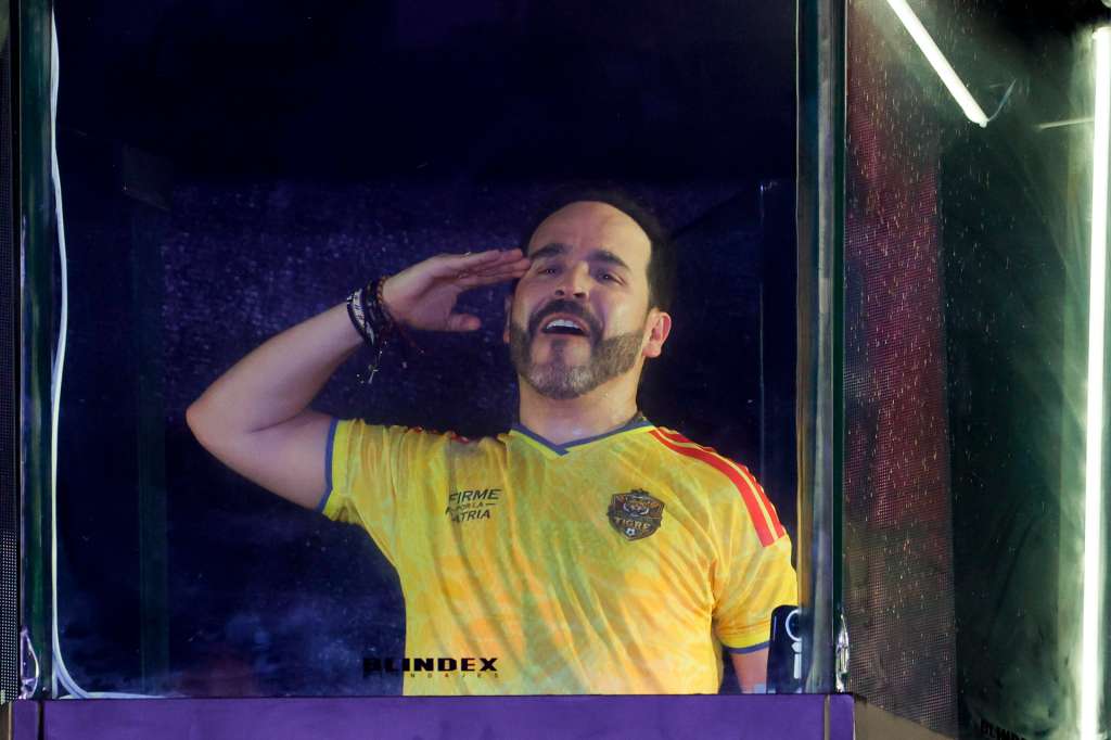 AME3270. BARRANQUILLA (COLOMBIA), 21/06/2026.- El ultraderechista Abelardo de la Espriella ganador de la segunda vuelta presidencial de este domingo en Colombia pronuncia un discurso, luego de los resultados preliminares que le dan el triunfo por delante del izquierdista Iván Cepeda, en Barranquilla (Colombia). EFE/ Mauricio Dueñas Castañeda