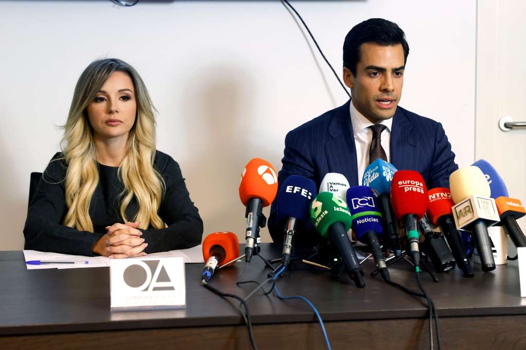 MADRID, 10/11/2023.- Los letrados Beatriz Uriarte (i) y Juan Gonzalo Ospina (d) ofrecen una rueda de prensa sobre el caso del asesinato de Edwin Arrieta en Tailandia y sobre la vista oral del próximo 13 de noviembre, este viernes en Madrid. EFE/ Aitor Martín