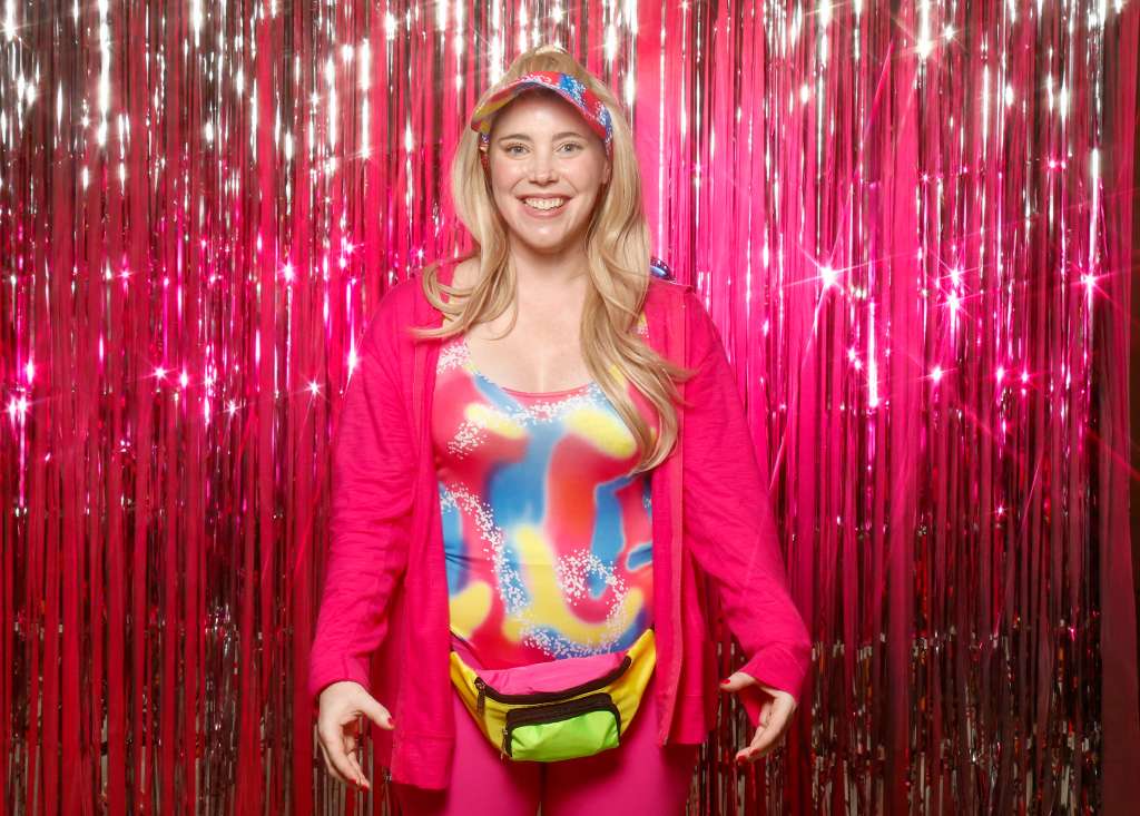 Una cosplayer vestida como Barbie posa para una fotografía durante la Comic Con de Nueva York en el Javits Center el 14 de octubre de 2023 en la ciudad de Nueva York.