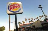 Autoridades acusan a un Burger King de alojar a sus empleados extranjeros en su local