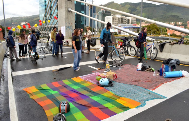 Ciudadanos participando del Picnic al puente