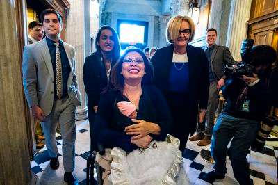 Tammy Duckworth: la veterana de guerra que hizo historia con su bebé en el Senado