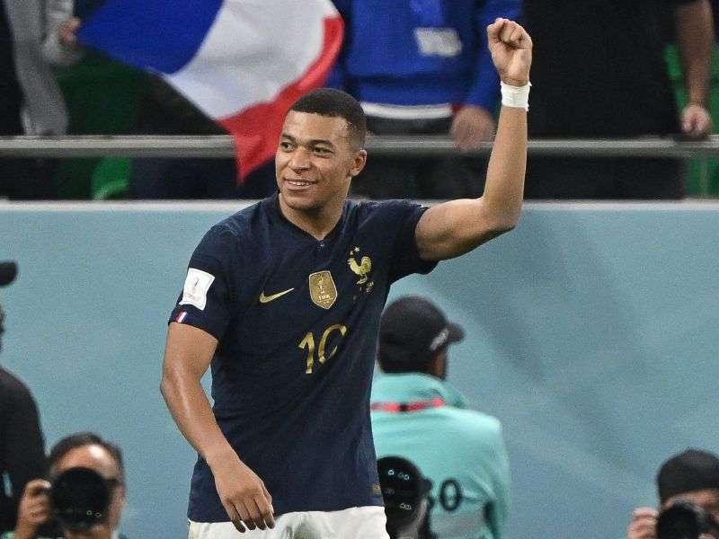 Kylian Mbappe marcó dos goles en el duelo contra Polonia y llegó a cinco anotaciones, que lo convierten en el máximo artillero en Catar 2022. / AFP