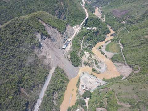 Cuatro personas estarían atrapadas tras derrumbe en la vía Uramita-Dabeiba (Ant.)