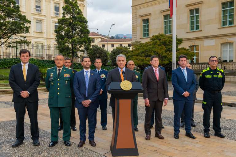 AME6785. BOGOTÁ (COLOMBIA), 04/05/2022.- Fotografía cedida hoy por la Presidencia de Colombia que muestra al presidente de Colombia, Iván Duque (c), acompañado por altos mandos militares y algunos de sus ministros, durante una declaración sobre la extradición del jefe del Clan del Golfo (la mayor banda criminal dedicada al narcotráfico de Colombia y heredera del paramilitarismo) Dairo Antonio Úsuga, alias "Otoniel", desde Bogotá (Colombia) a Estados Unidos. El Gobierno colombiano extraditó este miércoles a EE.UU. a Dairo Antonio Úsuga, alias Otoniel, máximo jefe del Clan del Golfo, luego de que el Consejo de Estado levantara una medida cautelar que buscaba impedir esa entrega, informó el presidente Iván Duque. EFE/ Presidencia de Colombia /SOLO USO EDITORIAL/SOLO DISPONIBLE PARA ILUSTRAR LA NOTICIA QUE ACOMPAÑA (CRÉDITO OBLIGATORIO)