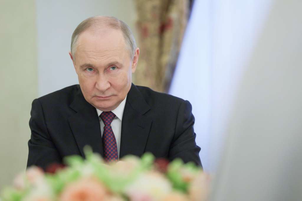 MOSCOW (Russian Federation), 22/04/2025.- Russian President Vladimir Putin meets with Patriarch Kirill of Moscow and All Russia and Serbian Patriarch Porfirije at the Kremlin in Moscow, Russia, 22 April 2025. (Rusia, Moscú) EFE/EPA/GAVRIIL GRIGOROV / SPUTNIK /KREMLIN POOL MANDATORY CREDIT