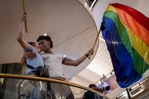 Besos contra la discriminación: el acto simbólico de protesta frente al Andino
