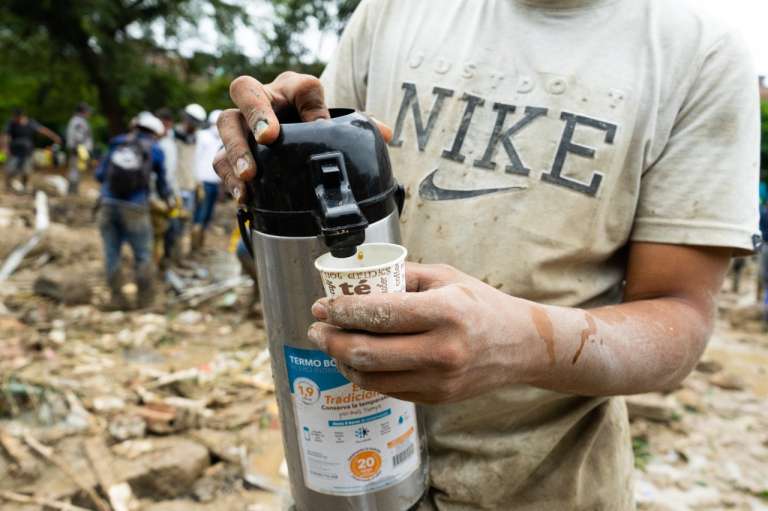 Un hombre sirve café de un termo