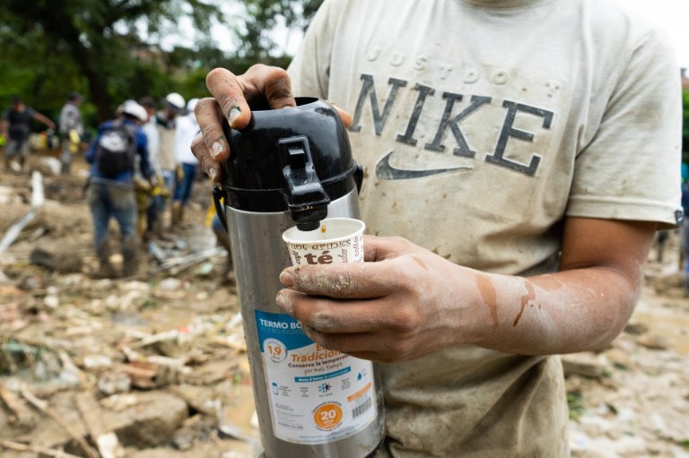 Un hombre sirve café de un termo