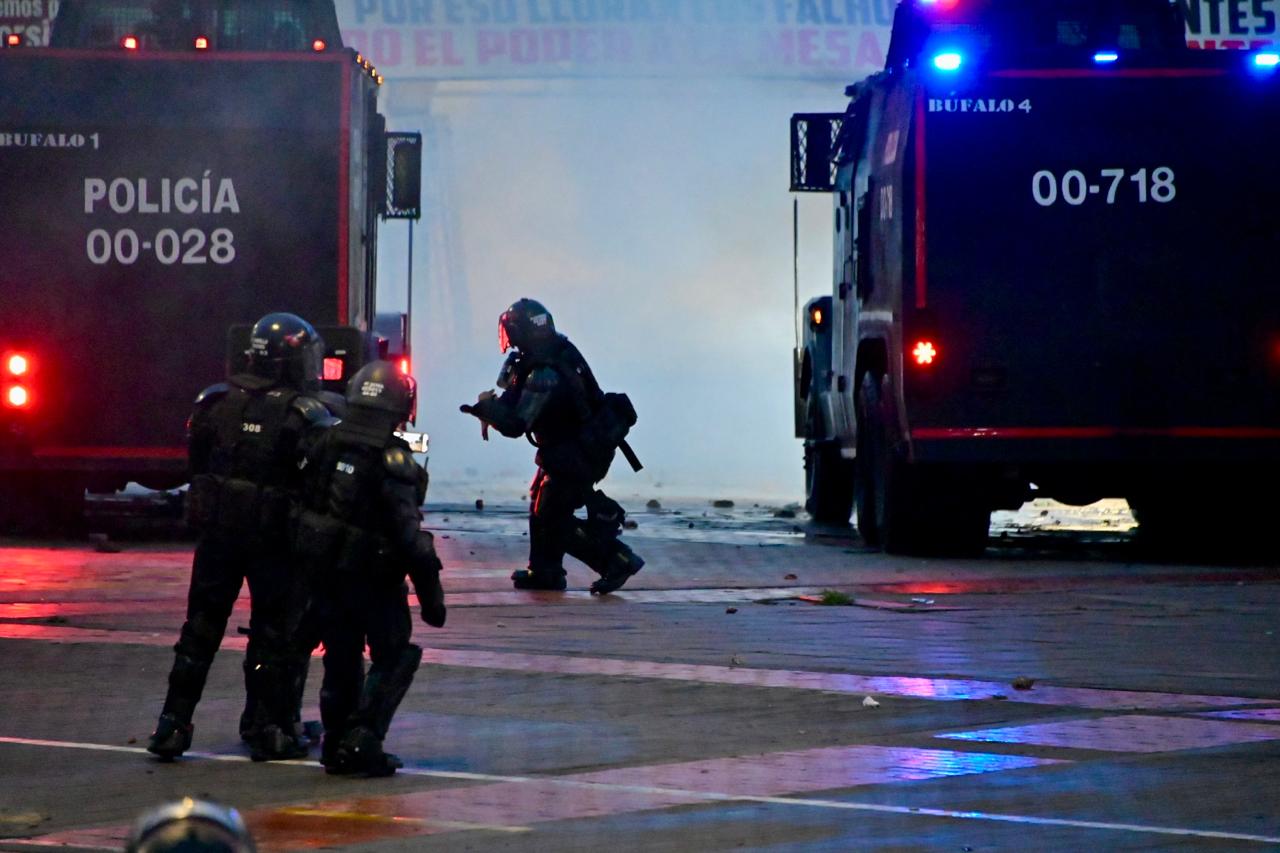 La Secretaría de Gobierno informó que también se reportaron ataques a la infraestructura de TransMilenio. . En medio de estas acciones violentas, un adulto mayor resultó agredido aunque no participaba de la protesta. En una grabación captada por cámaras de seguridad se puede apreciar el momento en que un encapuchado estaba lanzando piedras; una de ellas rebotó y cayó sobre el ciudadano que observaba.