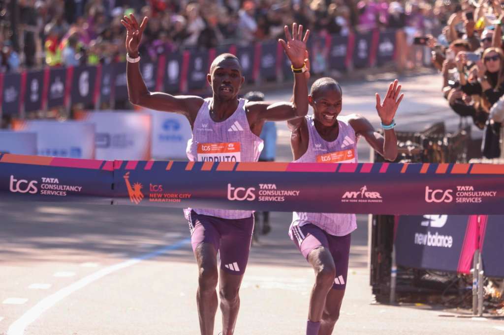 NEW YORK (United States), 02/11/2025.- Alexander Mutiso of Kenya (back) and Benson Kipruto of Kenya (front) cross the finish line to place first and second in the 2025 TCS New York City Marathon Pro Men's Open Division at Central Park in New York, New York, USA, 02 November 2025. (Maratón, Kenia, Nueva York) EFE/EPA/SARAH YENESEL