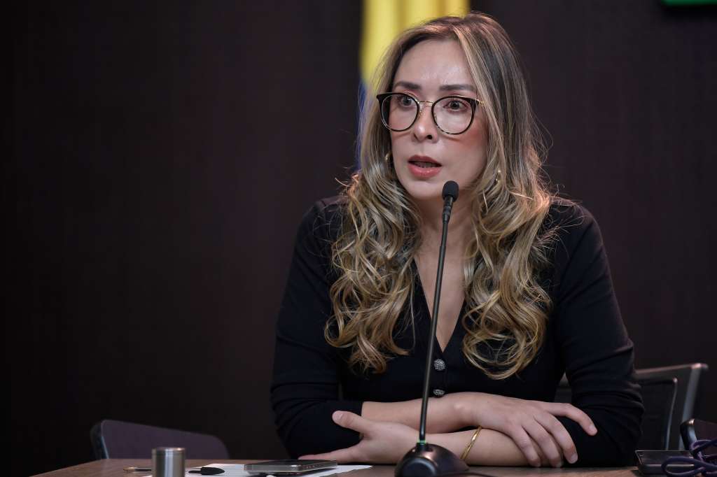 Miembro de la Cámara de Representantes, en rueda de prensa formalizando el pedido de escisión del partido político Alianza Verde por los acuerdos que el ala petrista del partido ha hecho con el Gobierno Nacional.