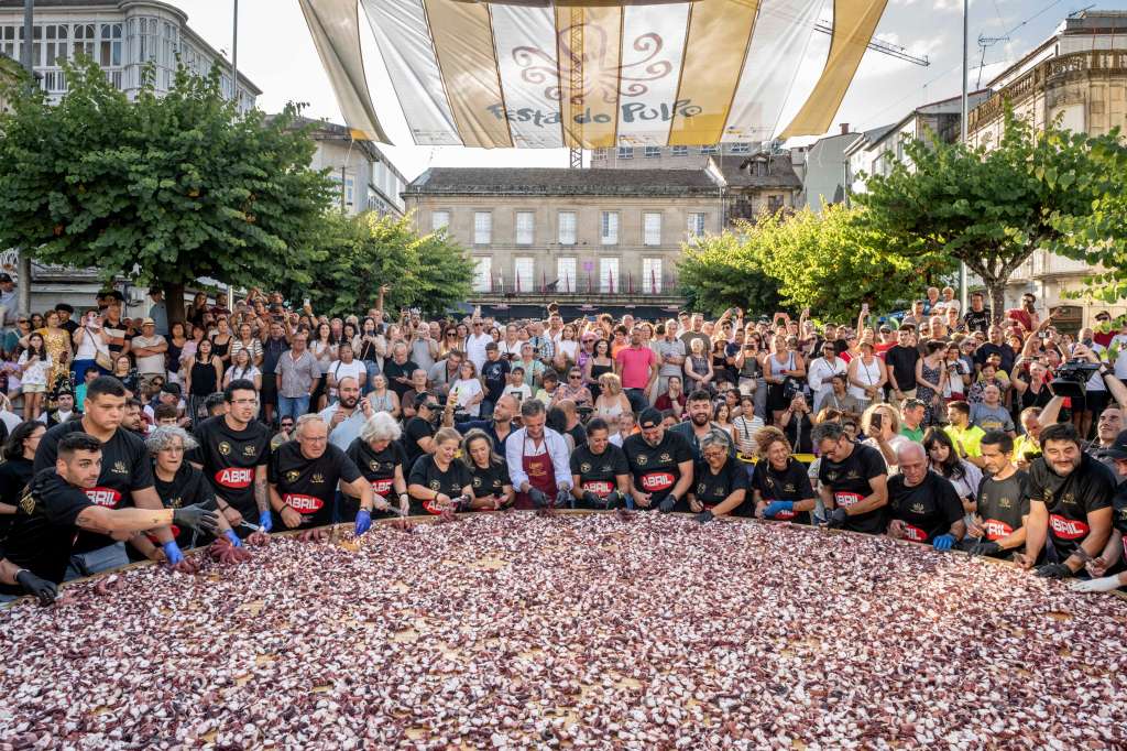 -FOTODELDÍA- O CARBALLIÑO (OURENSE), 06/08/2024.- Los pulpeiros de O Carballiño (Ourense) han sido capaces de batir una edición más su propio récord con una tapa 'olímpica' de pulpo en la que han empleado cerca de 600 kilos de cefalópodo. La Plaza Mayor de la localidad ourensana ha vuelto a ser el escenario de una megatapa de 5,37 metros de diámetro. EFE/Brais Lorenzo