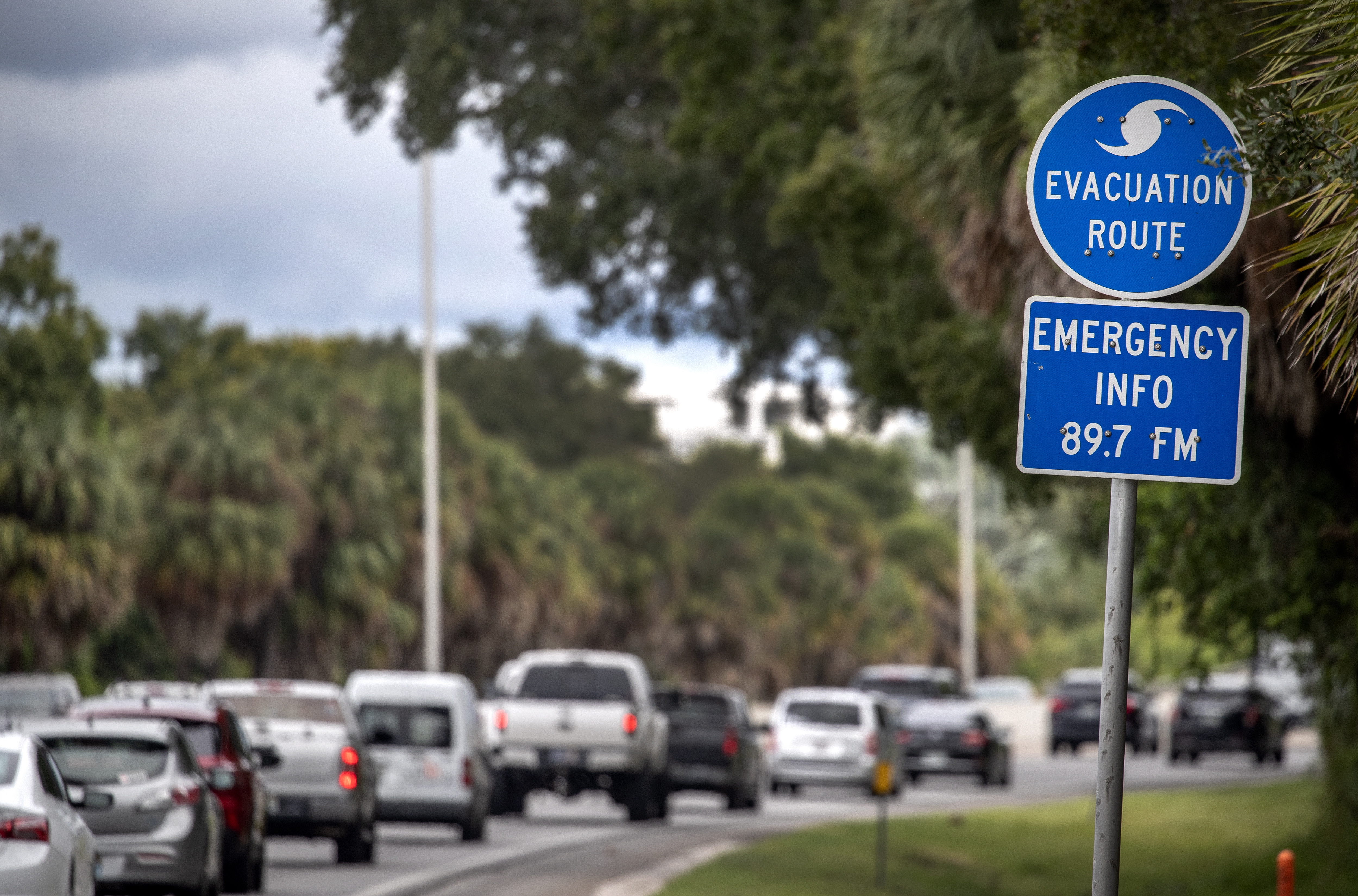 St. Petersburg (United States), 27/09/2022.- People drive inland before the landfall of Hurricane Ian, in St. Petersburg, Florida, USA, 27 September 2022. Hurricane Ian is a Category 3 hurricane over the Gulf of Mexico with sustained winds reaching almost 120 miles per hour, and it is expected to strengthen before heading toward Florida's west coast, according to the National Hurricane Center. (Estados Unidos, San Petersburgo) EFE/EPA/CRISTOBAL HERRERA-ULASHKEVICH