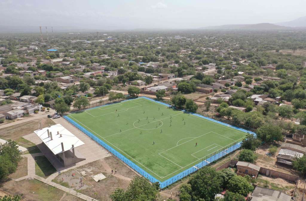 Aerial view of a Guajira FC training on a synthetic grass football field in Barrancas, Guajira province, Colombia, on May 22, 2022. With bare feet on dusty fields, an indigenous man who aspires to become an European champion, began kicking the ball: Luis Diaz, the phenomenon who emerged from a desert forgotten by football in Colombia. (Photo by DANIEL MUNOZ / AFP)