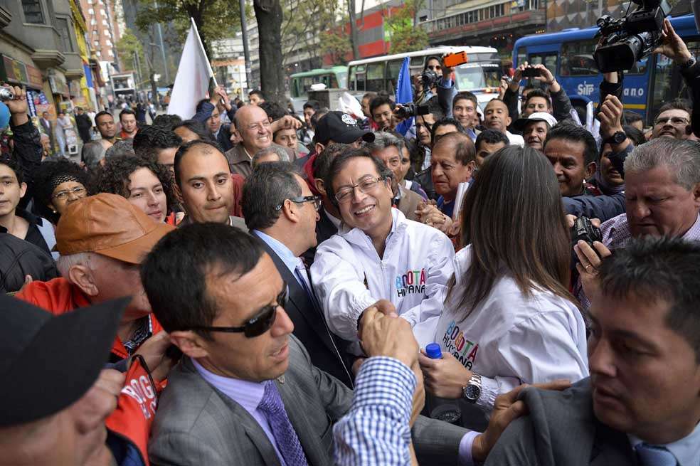 Gustavo Petro, rodeado de sus seguidores, durante su regreso a la Alcaldía. / EFE