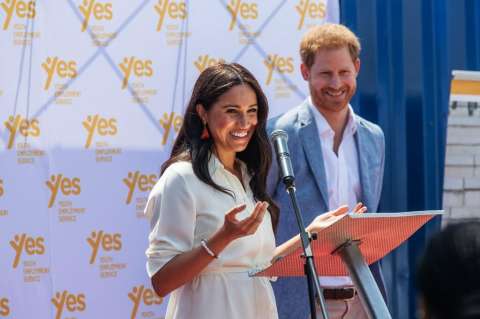 Príncipe Enrique y Meghan repartieron comida a enfermos en Los Ángeles