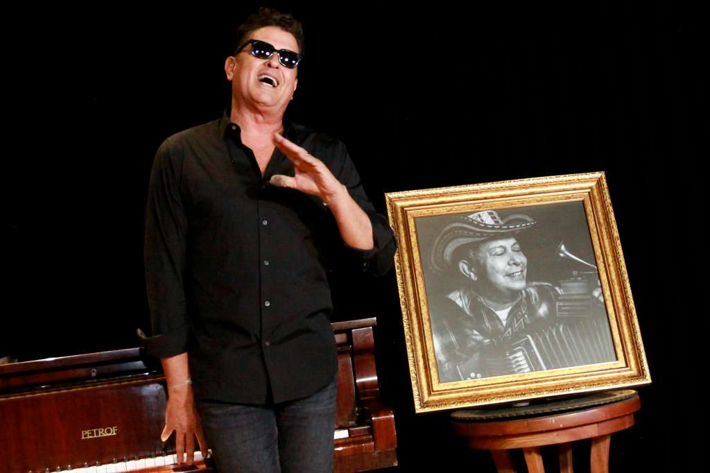 AME9492. BOGOTÁ (COLOMBIA), 21/10/2024.- El cantautor colombiano Carlos Vives habla en una rueda de prensa con motivo del fallecimiento del acordeonista Egidio Cuadrado este lunes, en Bogotá (Colombia). Vives recordó a su acordeonista Cuadrado, fallecido este lunes en Bogotá a los 71 años, como un "compadre" alegre, auténtico y carismático que deja un gran legado para la música vallenata. EFE/ Vannessa Jiménez