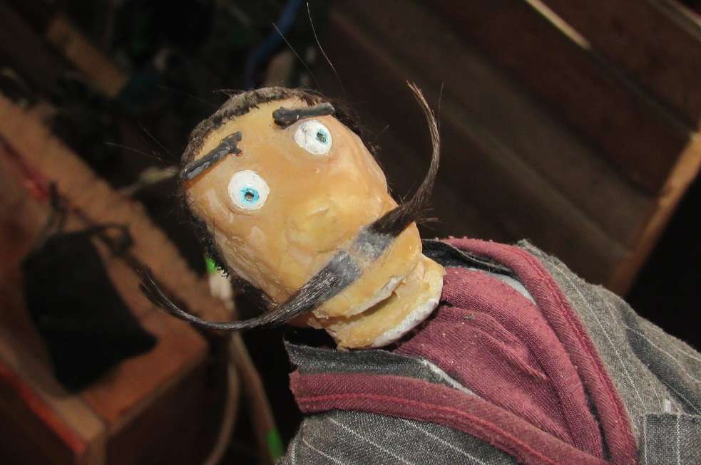 Este fue un trabajo en el que participó toda la familia. Para la fabricación de este muñeco, por ejemplo, su hermana donó un mechón de su cabello para hacerle el pelo y bigote.Diego OjedaAl preguntarle en qué invertiría ese dinero, aseguró que compraría unas vacas, un cultivo de zanahorias y saldaría una deuda. Pero esto es poco a comparación de su mayor anhelo. “Me gustaría viajar con mi familia a conocer el mar. Quiero sentir la sensación de tocarlo con mis pies, viajar en un avión, eso es algo que nunca he hecho”, dice Yeisson con esfuerzo mientras seca las lágrimas producto de imaginar ese momento.