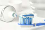11 usos caseros de la crema de dientes para quitar manchas, eliminar olores y más