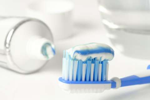 11 usos caseros de la crema de dientes para quitar manchas, eliminar olores y más