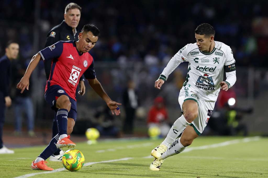 MEX0000. CIUDAD DE MÉXICO (MÉXICO), 15/04/2025.- Carlos Rodríguez (i) de Cruz Azul disputa un balón con James Rodríguez (d) del León este martes, durante un juego por la jornada 15 del torneo Clausura 2025 de la Liga MX, en el estadio Olímpico Universitario de Ciudad de México (México). EFE/ Sáshenka Gutiérrez